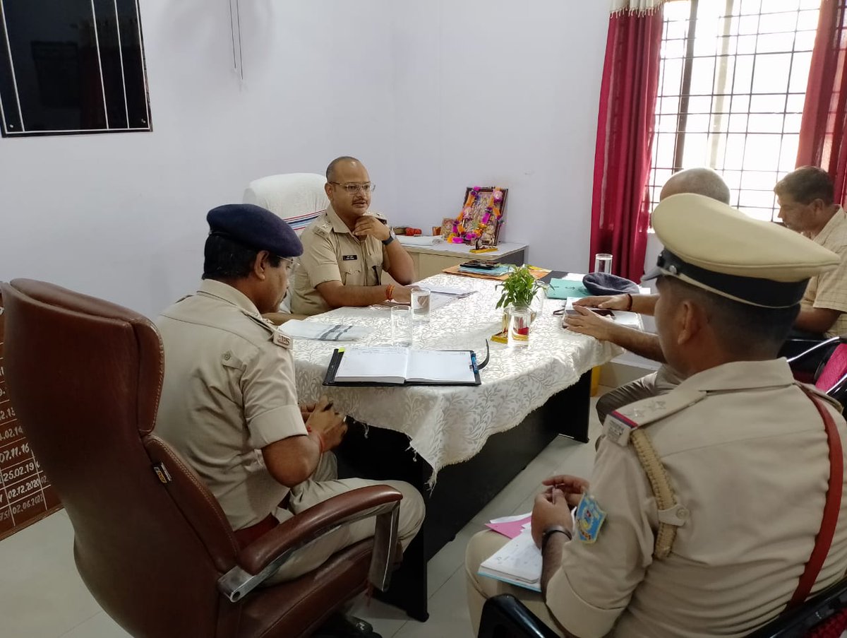 khuntipolice's tweet photo. खूंटी:-पुलिस अधीक्षक, खूंटी श्री अमन कुमार द्वारा रनिया थाना  का निरीक्षण किया गया,जिसमे थाना के सभी अभिलेखो का अवलोकन तथा सभी पुलिस पदाधिकारियों के कार्यों का समीक्षा किया गया  तथा आवश्यक दिशा-निर्देश दिए। @HemantSorenJMM @dgpjh @Lathkar_IPS
@amolhomkar_IPS
 @JharkhandPolice https://t.co/91nBQqdyeR
