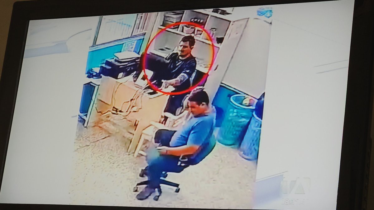 CataGarciaTA's tweet image. Thomas Peña es el terapeuta de lenguaje que agredió a un niño con autismo en la Fundación FASAN. El pequeño llegó a casa con dolor en sus ojos y le dijeron a la mamá que se golpeó con un lápiz. 
El video confirma la agresión q sufrió  parte de este sujeto.