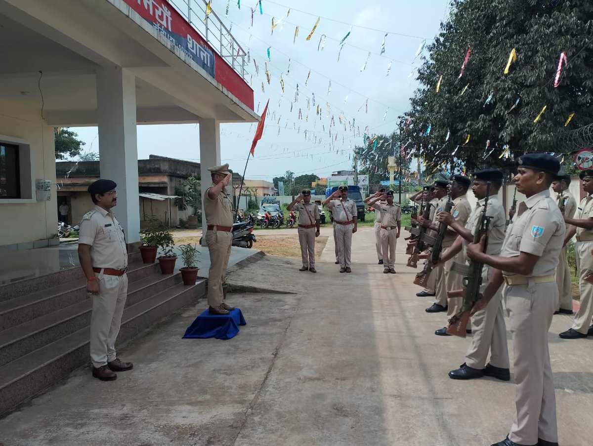 khuntipolice's tweet photo. खूंटी:-पुलिस अधीक्षक, खूंटी श्री अमन कुमार द्वारा रनिया थाना  का निरीक्षण किया गया,जिसमे थाना के सभी अभिलेखो का अवलोकन तथा सभी पुलिस पदाधिकारियों के कार्यों का समीक्षा किया गया  तथा आवश्यक दिशा-निर्देश दिए। @HemantSorenJMM @dgpjh @Lathkar_IPS
@amolhomkar_IPS
 @JharkhandPolice https://t.co/91nBQqdyeR