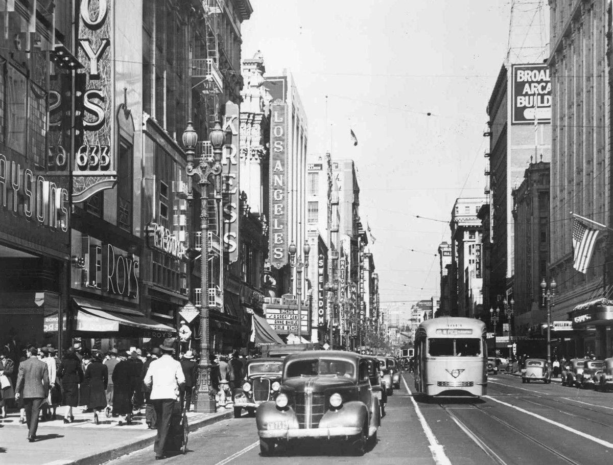 <sigh> What I wouldn’t give for the opportunity to spend an afternoon walking down Broadway in downtown Los Angeles in the late 30s such as what we can see in this photo looking north from 6th St. #LosAngelesHistory