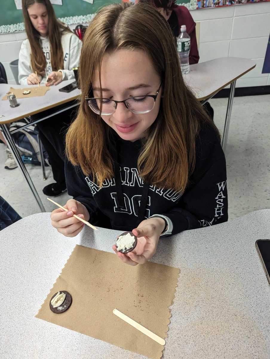 MrsNeumann_PTHS's tweet photo. The artists at work! #APArtHistory #nocknation @RichHayzler https://t.co/mKUKsPxsTt