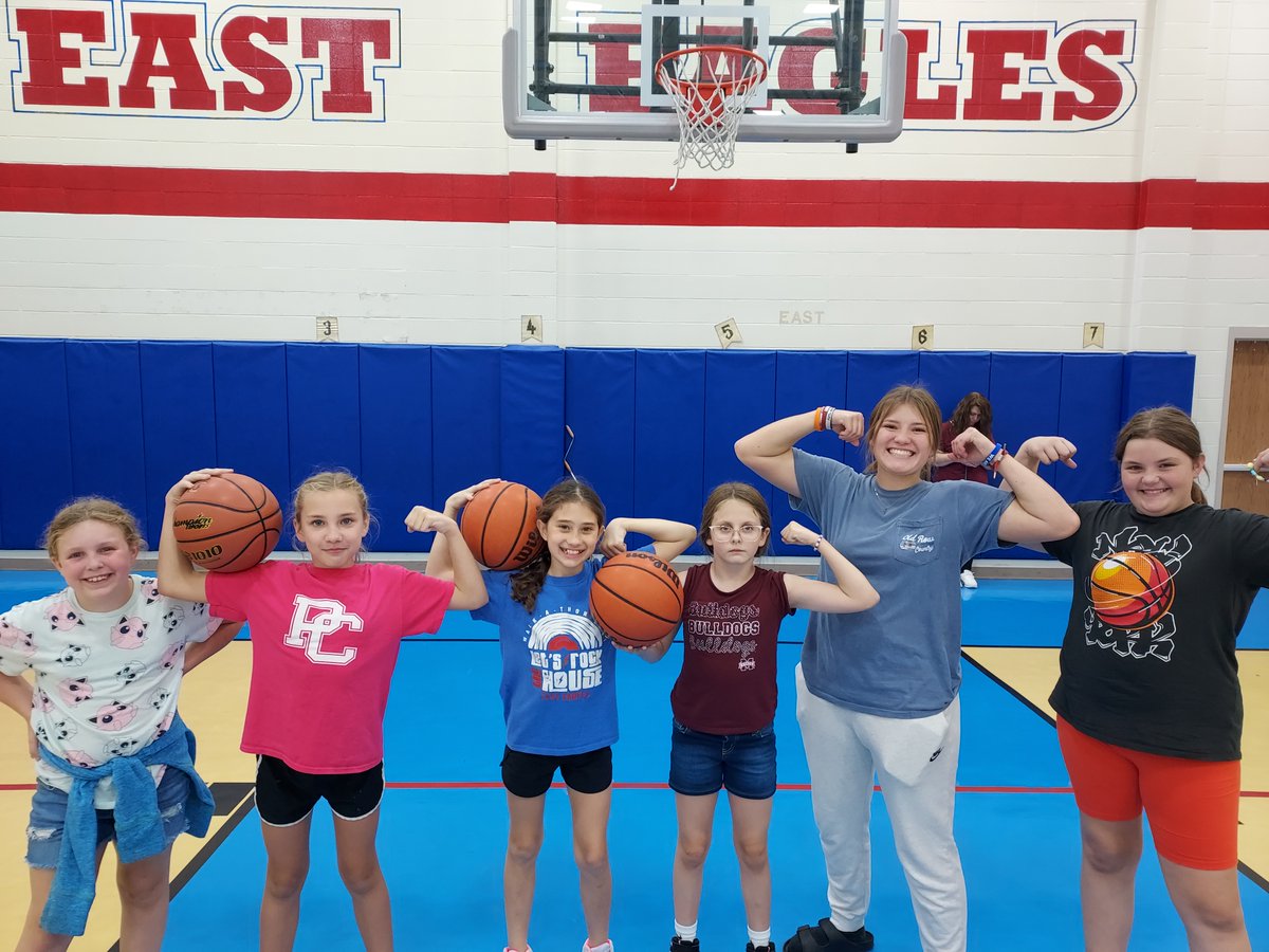 MCE_EastEagles's tweet photo. Thank you to Coach Carpenter and his Cascade high school basketball teams for leading the basketball camp at MCE!  The students really loved it! @Cadethletics @StaceyMonnett @MillCreekSupt #EA3 #ssBO https://t.co/hbUi9hbwwU