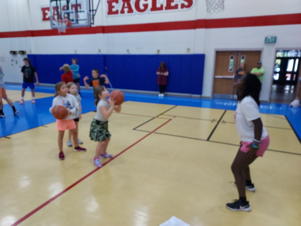 MCE_EastEagles's tweet photo. Thank you to Coach Carpenter and his Cascade high school basketball teams for leading the basketball camp at MCE!  The students really loved it! @Cadethletics @StaceyMonnett @MillCreekSupt #EA3 #ssBO https://t.co/hbUi9hbwwU