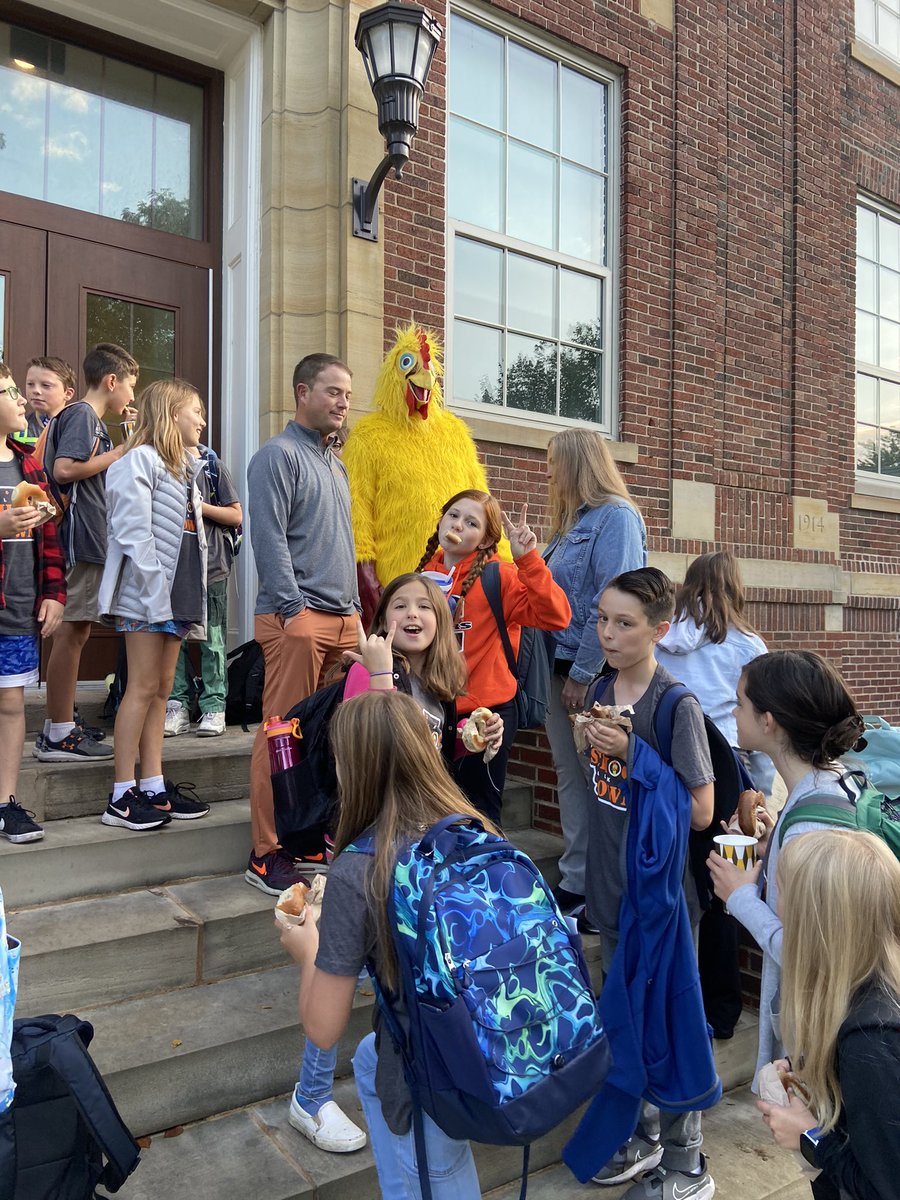 CfisYearbook's tweet photo. IS Walk to School/Town #cftogether https://t.co/NUIwXyxrtD
