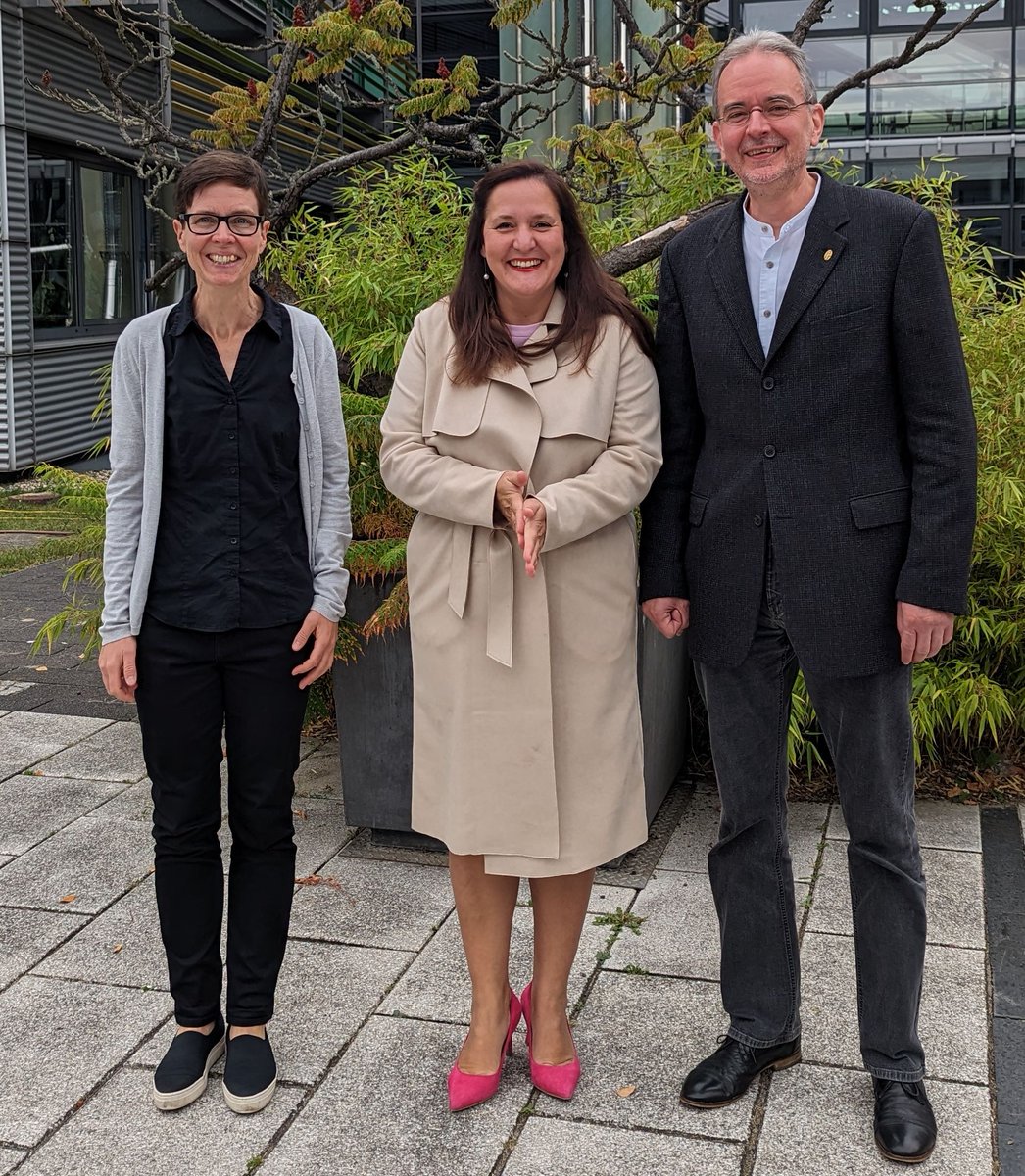 MPIMP_Potsdam's tweet photo. Our directors had a vivid discussion about science and the future development of Potsdam Science Park
@PotsdamScience with the Minister for Science, Research and Culture Manja Schüle @ManjaSchuele @mwfkbrb. 
Thank you for visiting the MPIMP! https://t.co/MVYTiBQCDl