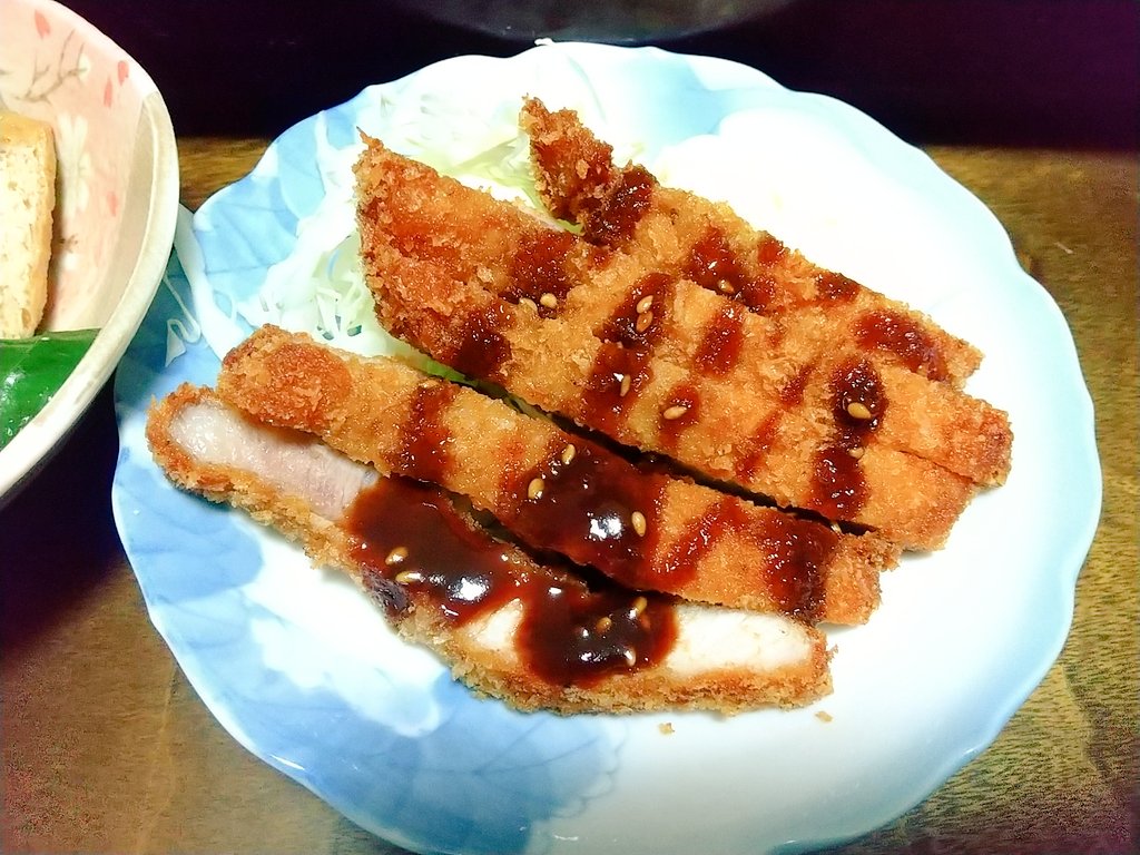 Lotus_Bangohan's tweet photo. イオンでサラダ油が値下がったので調子に乗って2日連続で揚げ物をしてしまった。

トンカツ
厚揚げと小松菜の煮浸し
トマトとレタス
キュウリのぬか漬
ご飯
舞茸のみそ汁

#おうちごはん
#映えないボクの晩ごはん https://t.co/tRHc9sDKE7