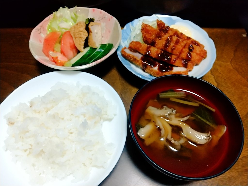 Lotus_Bangohan's tweet photo. イオンでサラダ油が値下がったので調子に乗って2日連続で揚げ物をしてしまった。

トンカツ
厚揚げと小松菜の煮浸し
トマトとレタス
キュウリのぬか漬
ご飯
舞茸のみそ汁

#おうちごはん
#映えないボクの晩ごはん https://t.co/tRHc9sDKE7