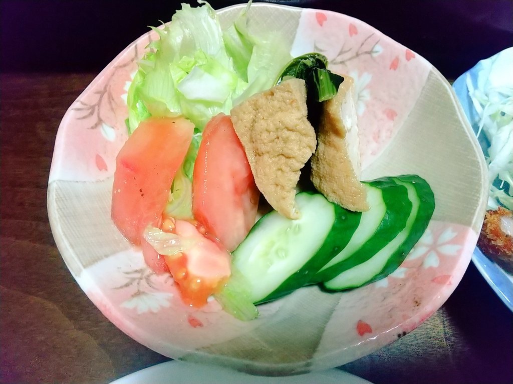 Lotus_Bangohan's tweet photo. イオンでサラダ油が値下がったので調子に乗って2日連続で揚げ物をしてしまった。

トンカツ
厚揚げと小松菜の煮浸し
トマトとレタス
キュウリのぬか漬
ご飯
舞茸のみそ汁

#おうちごはん
#映えないボクの晩ごはん https://t.co/tRHc9sDKE7