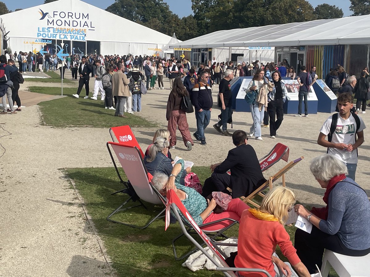 #Normandiepourlapaix Entre les conférences ça circule dans les allées du forum à #Caen #Normandie