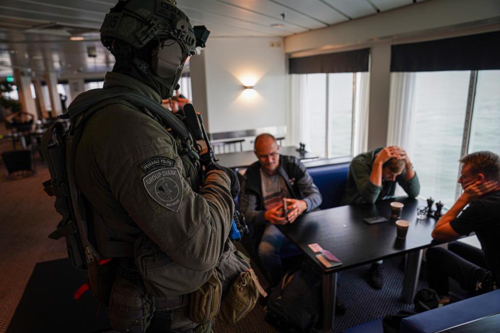 admiraalTas's tweet photo. Ook bij de speciale interventie eenheden is internationaal samenwerken belangrijk. In Den Helder en op de Noordzee was deze week een maritieme #Atlas oefening met 8 deelnemende landen. De eenheden van #politie &amp; #defensie trainden om van elkaar te leren en kennis uit te wisselen. https://t.co/1NfAlLZudU