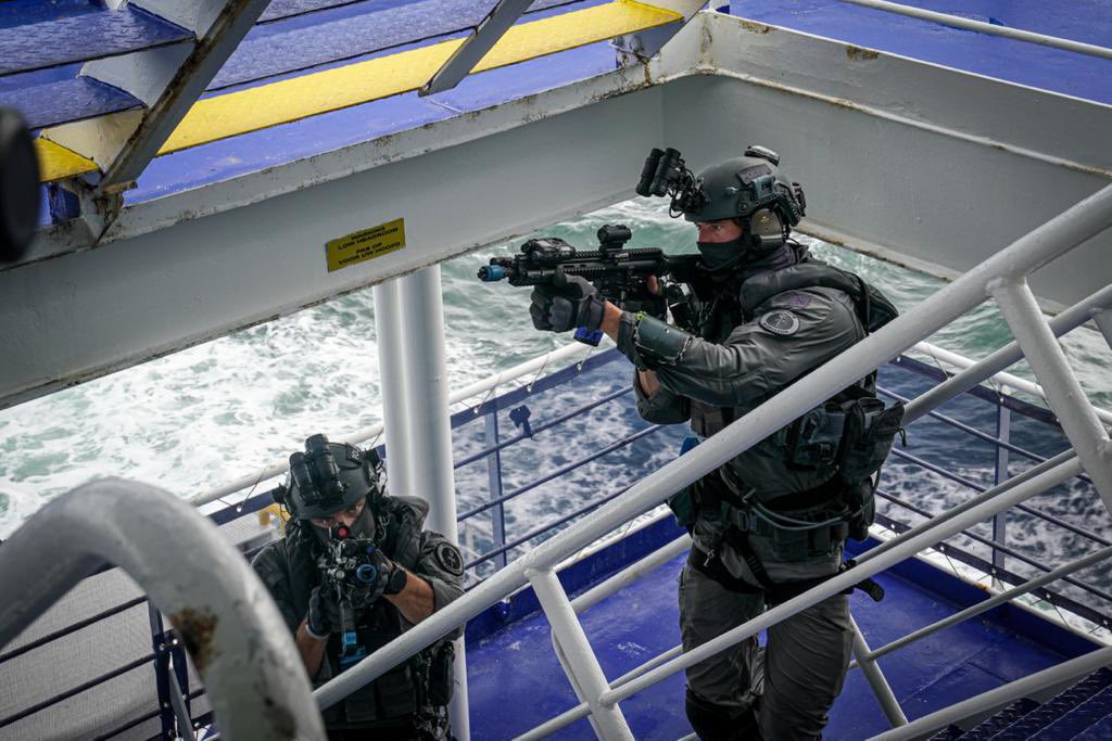 admiraalTas's tweet photo. Ook bij de speciale interventie eenheden is internationaal samenwerken belangrijk. In Den Helder en op de Noordzee was deze week een maritieme #Atlas oefening met 8 deelnemende landen. De eenheden van #politie &amp; #defensie trainden om van elkaar te leren en kennis uit te wisselen. https://t.co/1NfAlLZudU