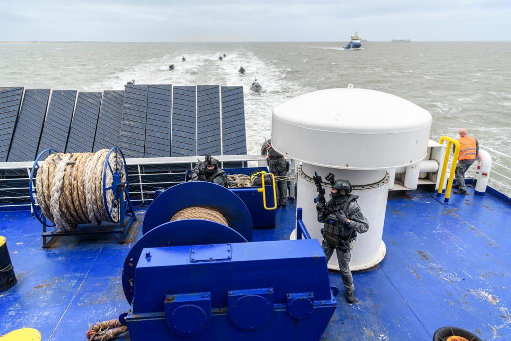 admiraalTas's tweet photo. Ook bij de speciale interventie eenheden is internationaal samenwerken belangrijk. In Den Helder en op de Noordzee was deze week een maritieme #Atlas oefening met 8 deelnemende landen. De eenheden van #politie &amp; #defensie trainden om van elkaar te leren en kennis uit te wisselen. https://t.co/1NfAlLZudU