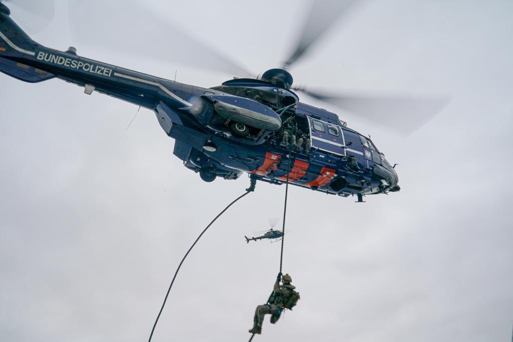 admiraalTas's tweet photo. Ook bij de speciale interventie eenheden is internationaal samenwerken belangrijk. In Den Helder en op de Noordzee was deze week een maritieme #Atlas oefening met 8 deelnemende landen. De eenheden van #politie &amp; #defensie trainden om van elkaar te leren en kennis uit te wisselen. https://t.co/1NfAlLZudU