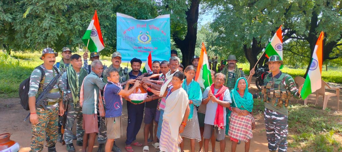 #AzadiKaAmritMahotsav #AmritKalashYatra   
Villagers of Karigundam participate wholeheartedly in collection of sacred soil #MeriMaatiMeraDesh organised 150 Bn <a href="/crpfindia/">🇮🇳CRPF🇮🇳</a>  in naxals affected district #Sukma, under Konta block in Chhattisgarh