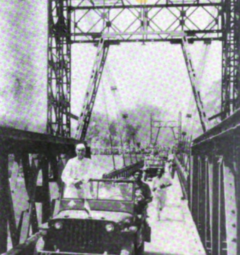 anshch97's tweet photo. Pt Nehru riding the #Madhopur Bridge atop River Ravi striding the boundary b/w J&K and Punjab right after its inauguration in 1947.
This bridge linked #Pathankot of #Panjab with #Kathua of #Jamoo.
#jambu #cashmere https://t.co/gh7aDaMf8H