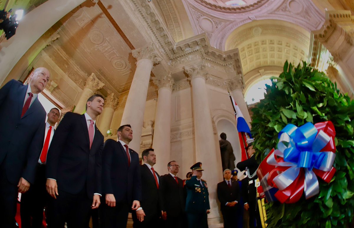 SantiPenap's tweet photo. Rendimos homenaje a nuestros valientes Héroes en el 91º Aniversario de la Victoria de Boquerón. Vamos a honrar ese  legado de sacrificio con honestidad y patriotismo. 🇵🇾 https://t.co/irU9mD3vkQ