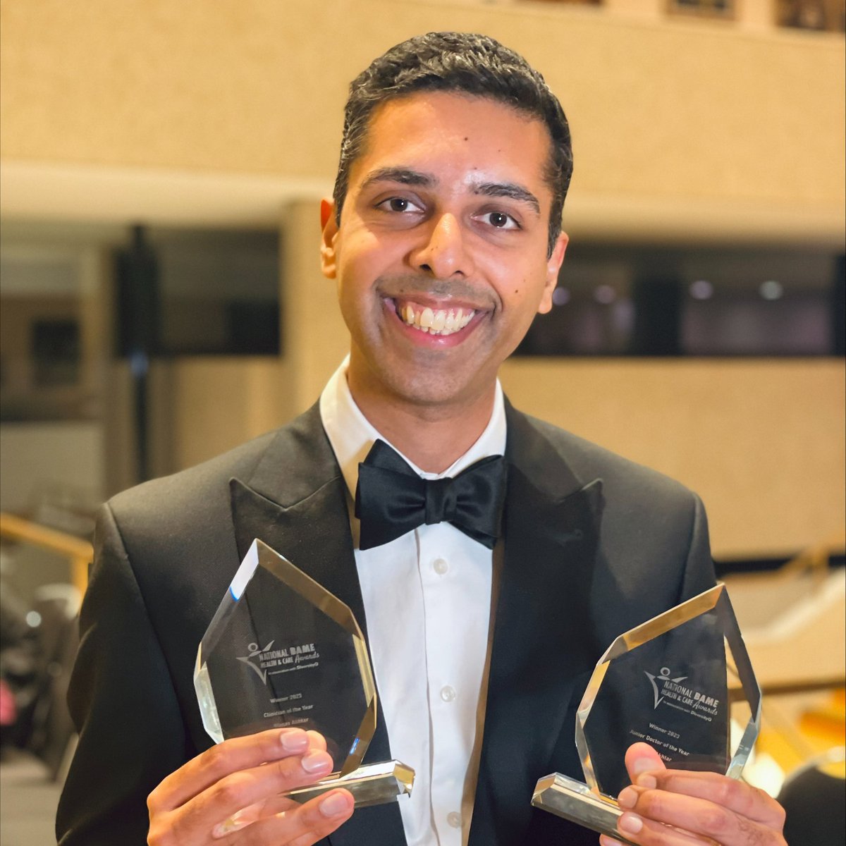 Huge congratulations to Waqas Akhtar who won two awards at the National BAME Health and Care awards last night! 🏆🏆 He was awarded clinician of the year and junior doctor of the year. 👏 #TeamGSTT #BAMEHCA2023