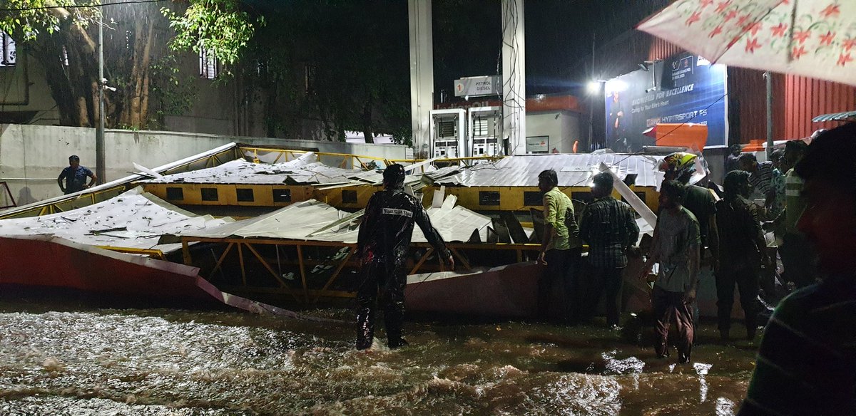Mohankumar_1997's tweet photo. Dear sir @chennaipolice_  in saidapet annasaalai to jones road turning towards subway indian oil petrol bunk shed has been completely fall down.pls help https://t.co/nRxQBAIK29