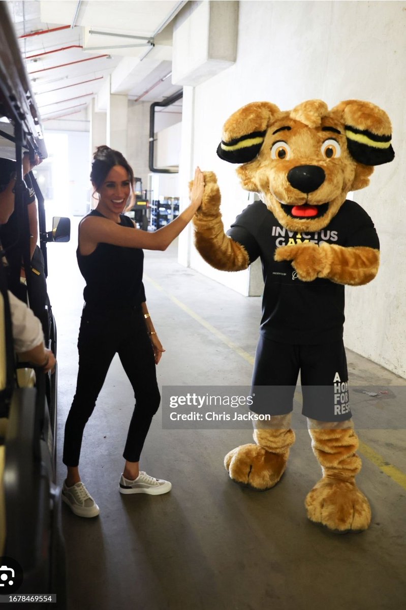 sunrayleo1's tweet photo. #InvictusBuddy got so much love from #PrinceHarryandMeghan #InvictusGames
💛🖤
#InvictusGamesDE #InvictusGames2023 #InvictusGamesDüsseldorf
#IG23 💛🖤💛 https://t.co/d86xK7jQbK