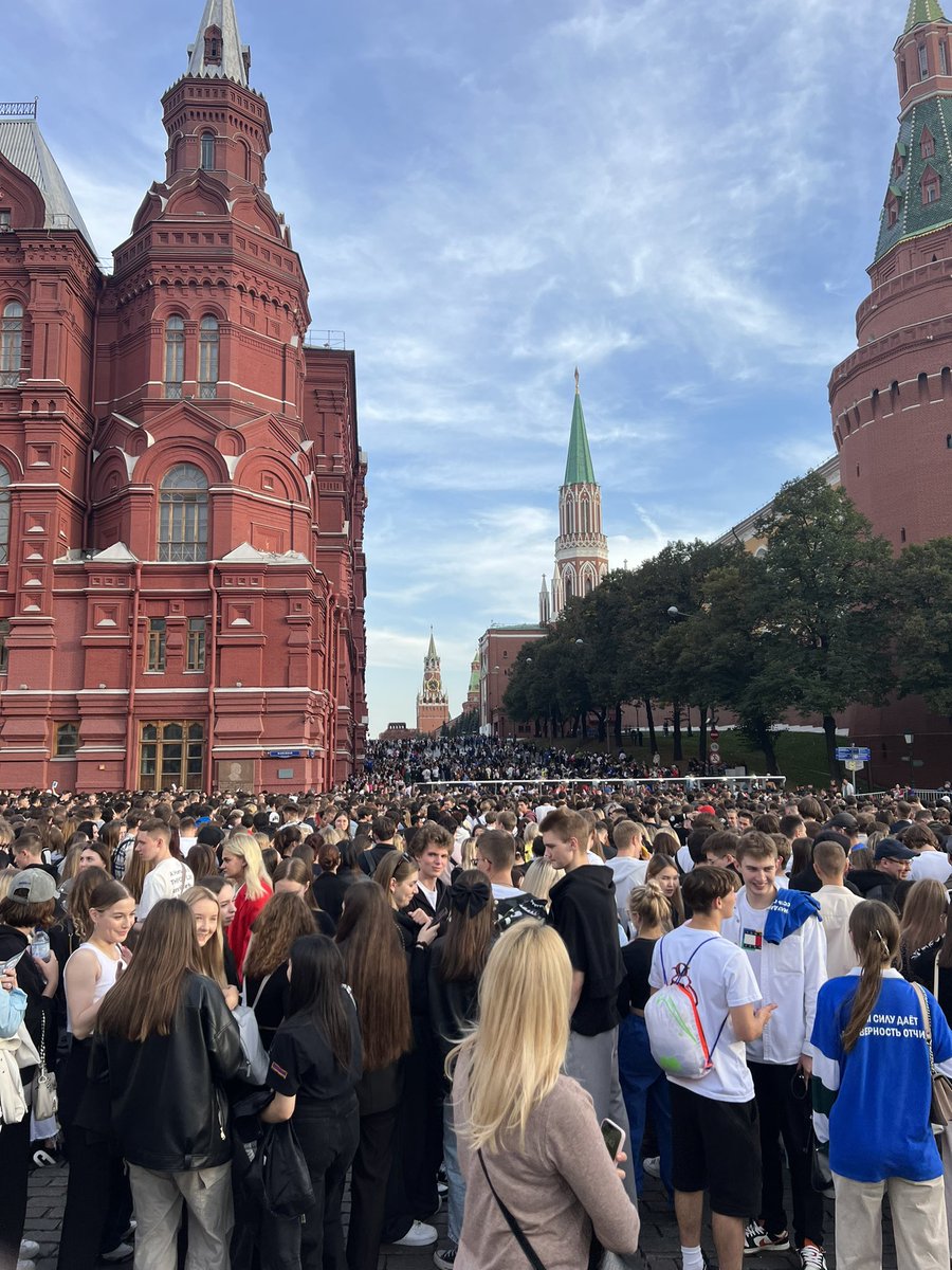 jonnytickle's tweet image. Red Square and Manezhnaya Square completely full of young people ahead of the “One Country, One Family, One Russia” concert celebrating the one year annexation of four Ukrainian territories. Most seem seem to be part of the youth groups Molodaya Gvardiya and Volonterskaya Rota