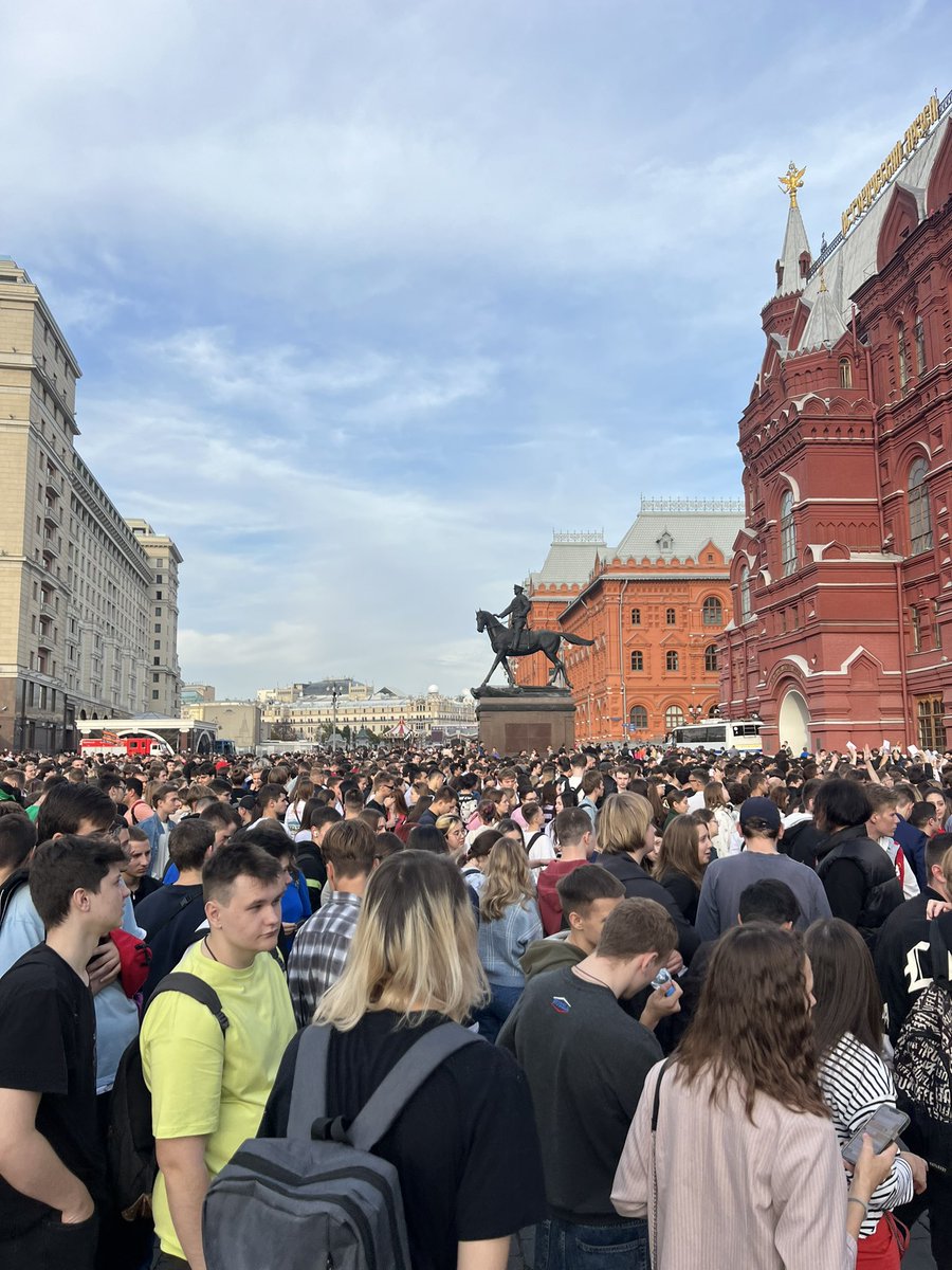 jonnytickle's tweet image. Red Square and Manezhnaya Square completely full of young people ahead of the “One Country, One Family, One Russia” concert celebrating the one year annexation of four Ukrainian territories. Most seem seem to be part of the youth groups Molodaya Gvardiya and Volonterskaya Rota