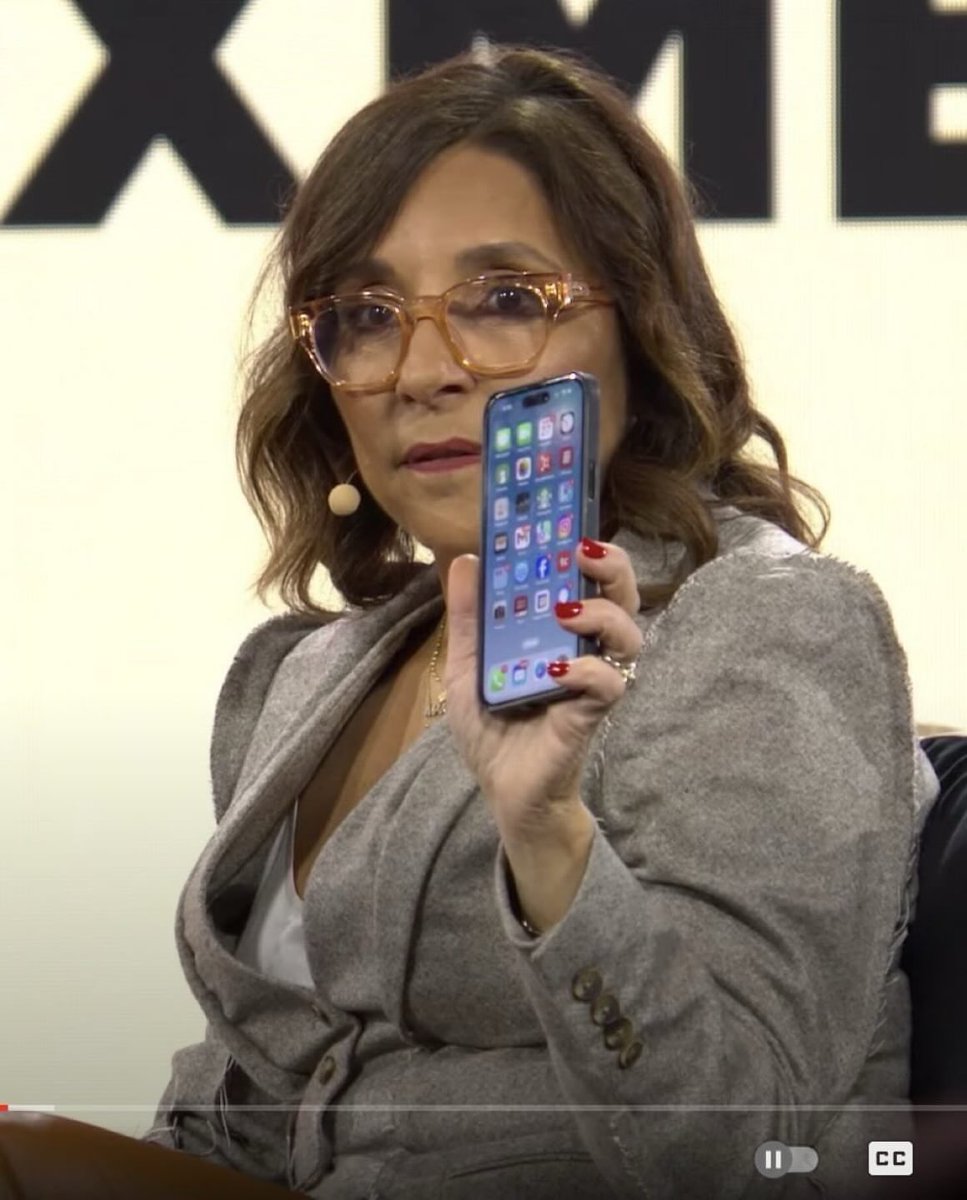 keithedwards's tweet photo. When asked about X’s declining usage, Linda Yaccarino held up her phone, revealing X isn’t even on her home screen. https://t.co/4xpGagjrD1