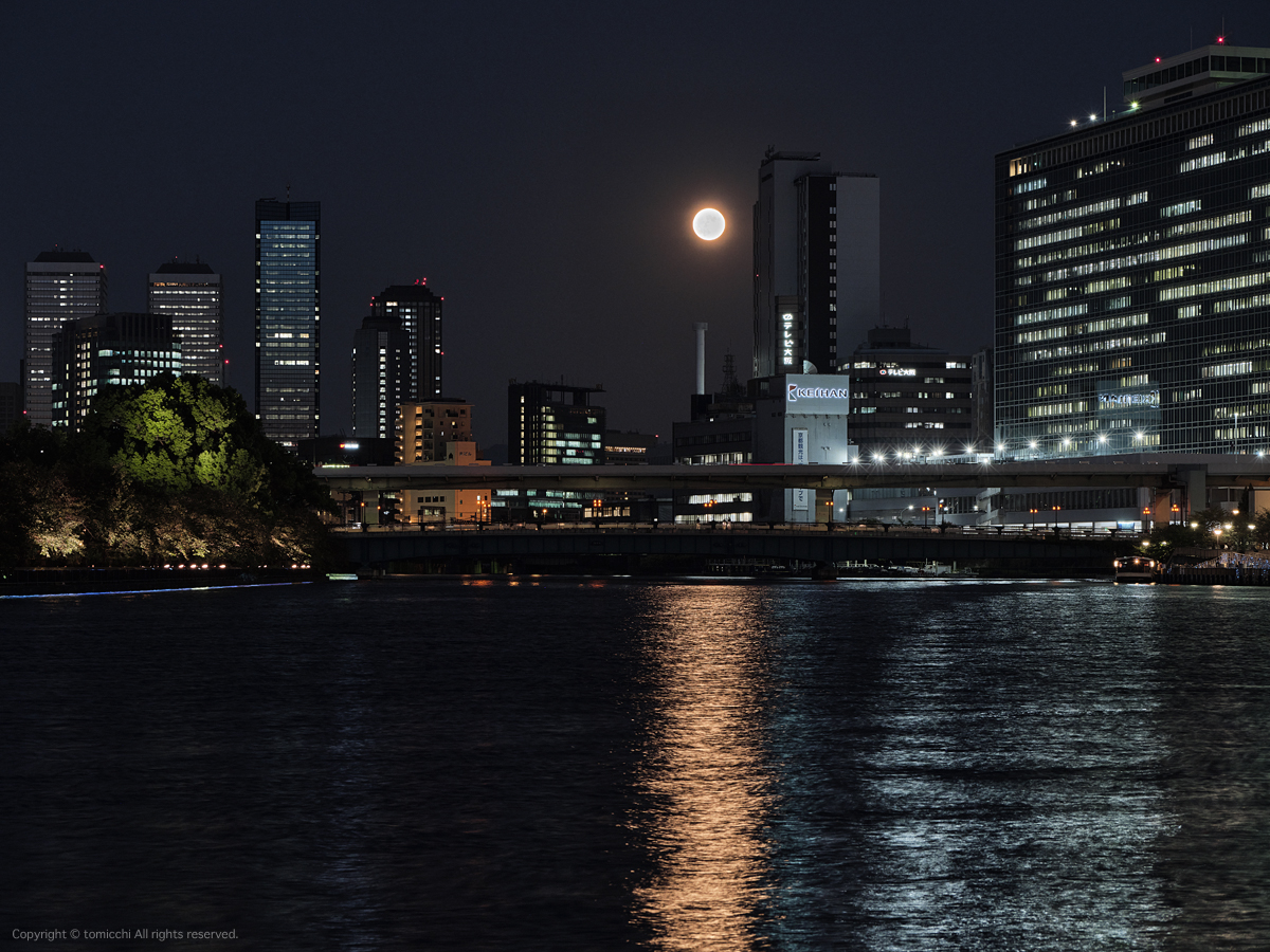 tomicchi1293's tweet photo. #Osaka #大川 #天満橋 #中秋の名月 #十五夜 #FUJIFILM #gfx100s #gf100200 #ProNegStd #fujifilm_xseries https://t.co/4CAnm2ly6X