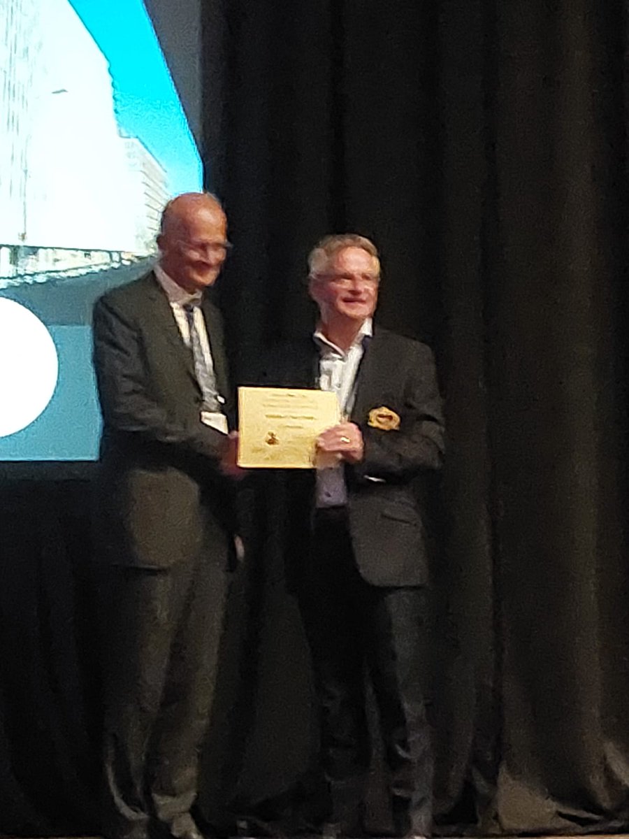 Prof Cobb receiving the prestigious HAP Paul Award at @ISTA_meeting for his team's clinical trial of 250 patients who have undergone ceramic cementless hip resurfacing