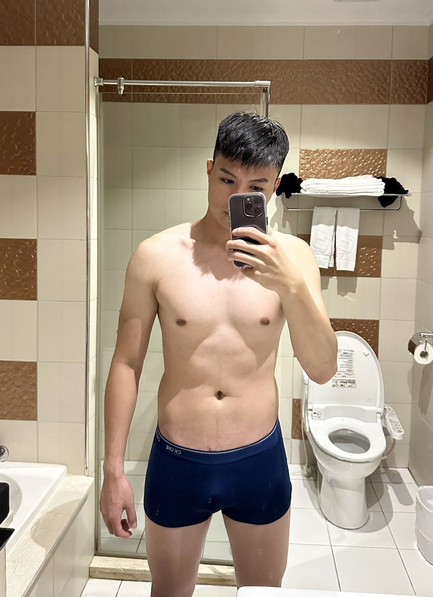 rough_rex_'s tweet image. 月圓人也圓
要怎麼消肚肚呢🫤