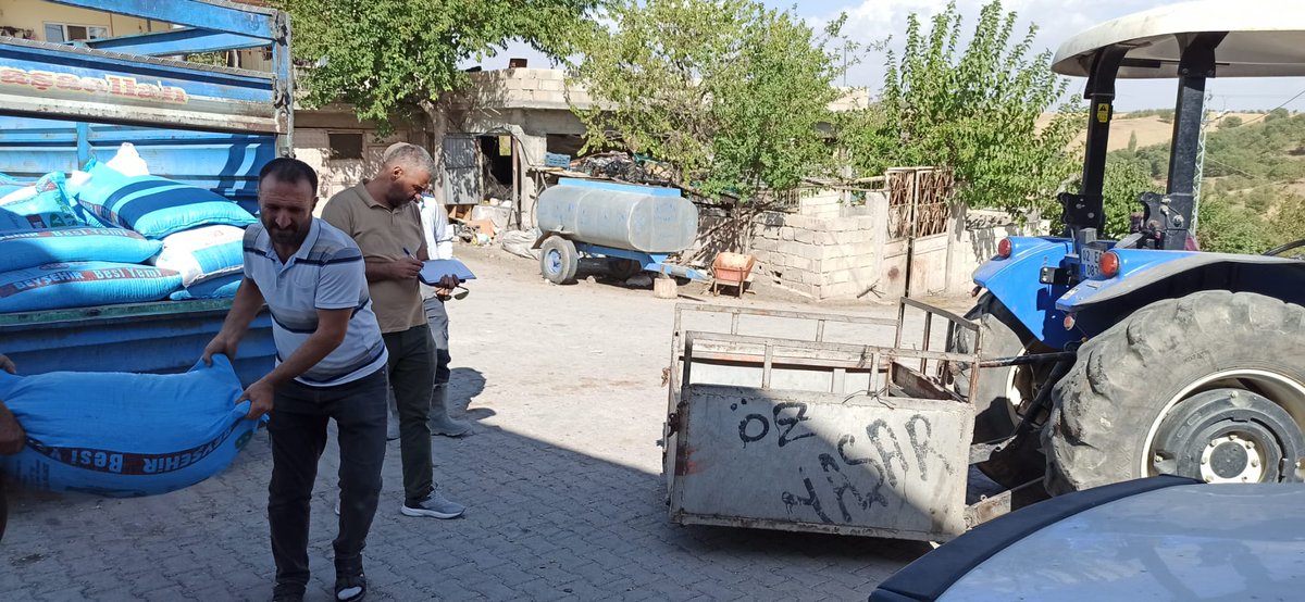 GolbasiAdymnkym's tweet photo. İlçe Tarım Müdürlüğümüz tarafından,hayvancılıkla uğraşan çiftçilerimize 50 torba büyükbaş kesif yemi Belören Beldesi Ayvalı Mezramızda ki çiftçilerimize teslim edilmiştir.
Hayvan yemlerinin dağıtımı çiftçilerimize devam edecektir. https://t.co/Lnm0ynTBRE