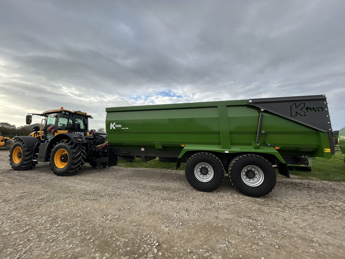 Delivery day for this brand new <a href="/JCBagriculture/">JCB Agriculture</a> Fastrac 4220 iCON and this <a href="/KtwoLtd/">Ktwo</a> Roadeo Curve 1800 👌🏼