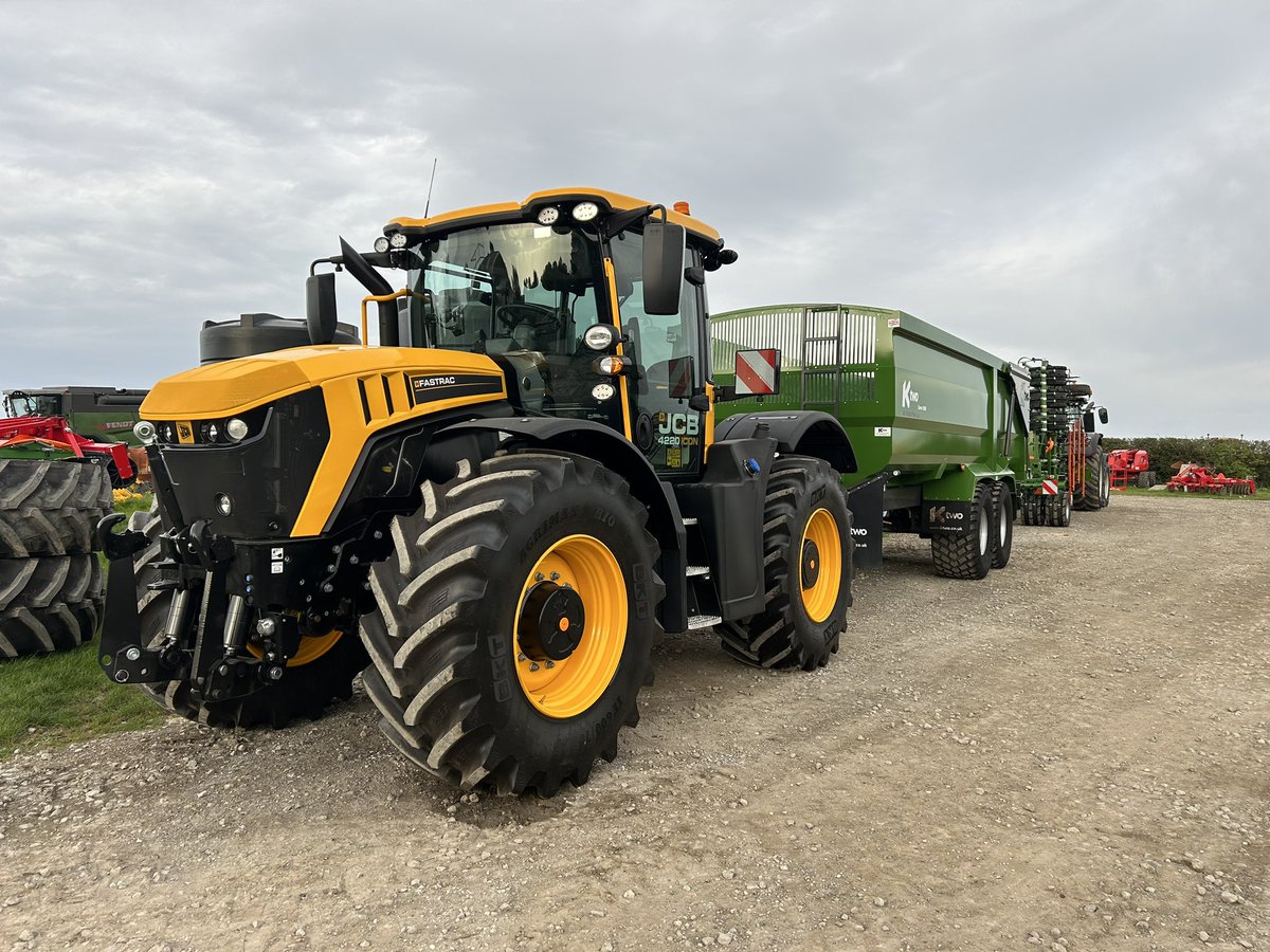 _falky's tweet image. Delivery day for this brand new @JCBagriculture Fastrac 4220 iCON and this @KtwoLtd Roadeo Curve 1800 👌🏼
