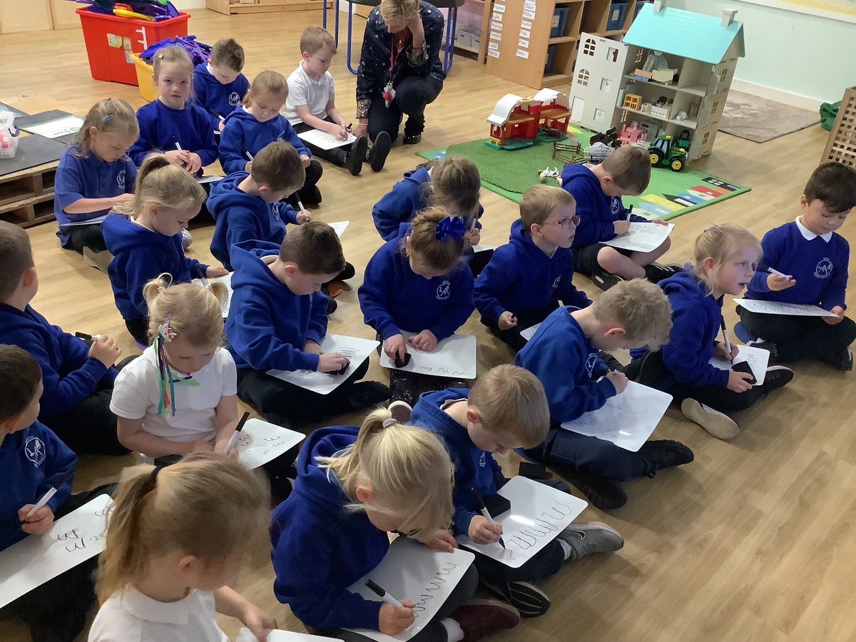MissRBrooksAPS's tweet photo. This week have been exploring a new resource to create train tracks and building sites, discussing and tasting  farm products, speedy writing our sounds and working as a team to build a farm! We have had lots of fun 🤩 https://t.co/v4IQULMlE9