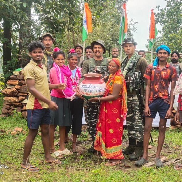 #AzadiKaAmritMahotsav #AmritKalashYatra   
Once naxal bastion, but now people of #Pidmel village participate wholeheartedly #MeriMaatiMeraDesh organised by Forward Operating Base (FOB) Pidmel of 150 Bn <a href="/crpfindia/">🇮🇳CRPF🇮🇳</a> in naxals affected district #Sukma under Konta block, Chhattisgarh