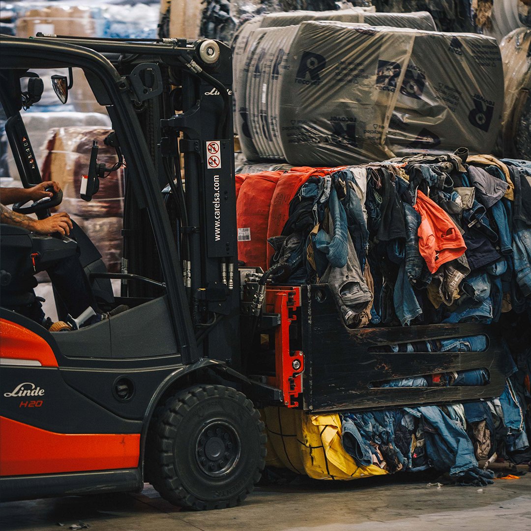 Recoverfiber's tweet image. Textile sorting is more necessary than ever, but poses a variety of challenges for attaining circular fashion. As a Business Council member of @ReHubs, we are working to address these challenges and more: recoverfiber.com/newsroom/texti…

#recycledfiber #textilesorting #circularfashion