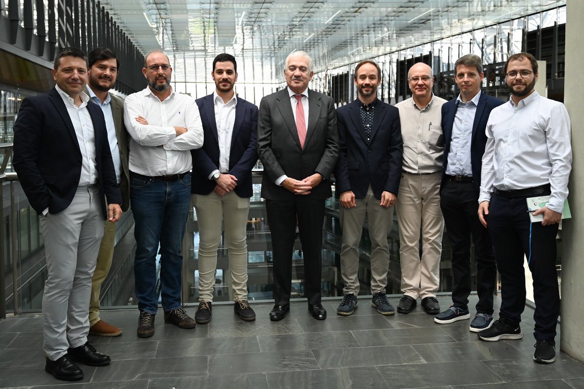 Magnífica jornada de intercambio de ideas y experiencias con otros divulgadores y expertos energéticos en la sede central de <a href="/Endesa/">endesa</a>, que se ha volcado con la participación de algunos de sus máximos responsables, culminando con una reunión con el consejero delegado, José Bogas.