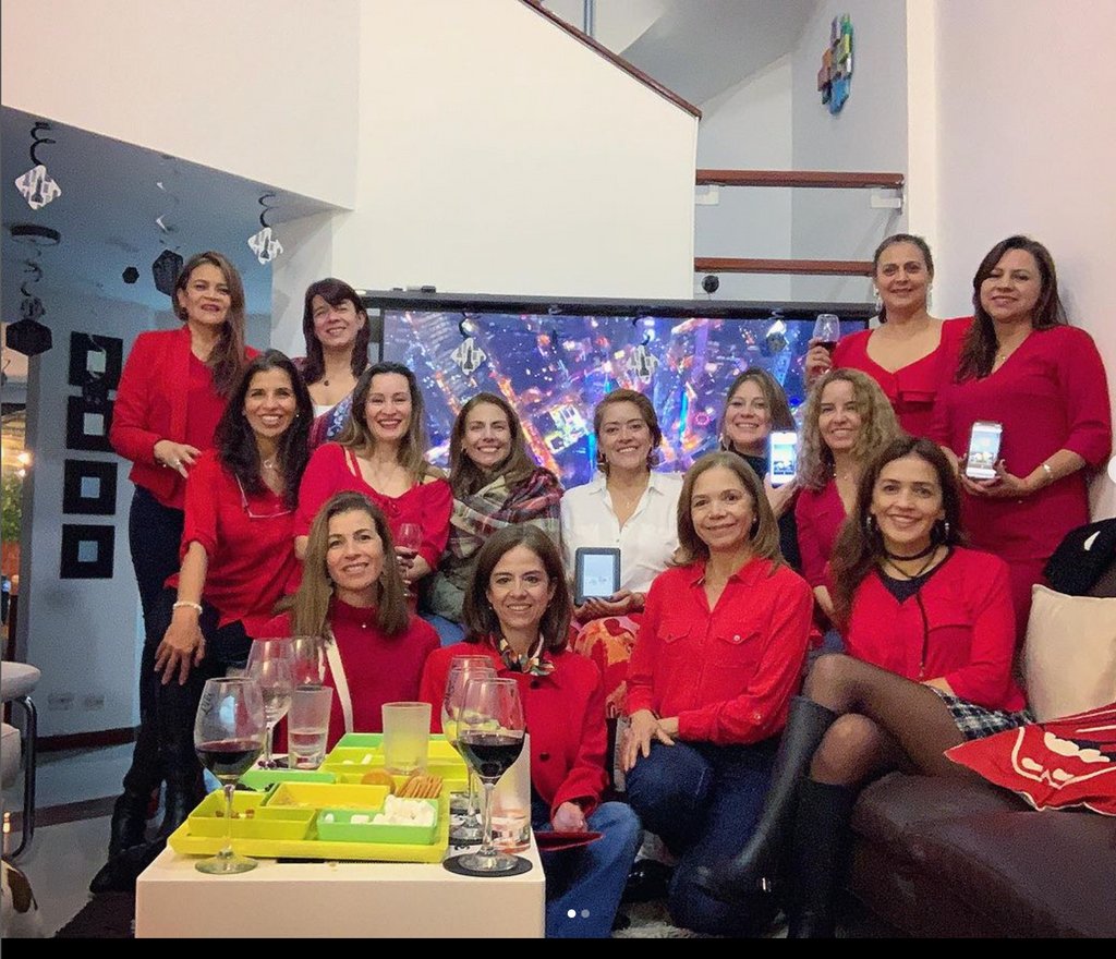 SylDay's tweet photo. Thank you, IG: tintasytaninos, for sharing this gorgeous picture of your book club reading #NoTeEscondoNada / #BaredToYou for this week's #SylviaFanFriDAY! 

🇪🇸 https://t.co/oeVMqCq9oS 🇪🇸

#ADecadeOfCrossfire
#BookTwitter https://t.co/8dO9wwFzzj