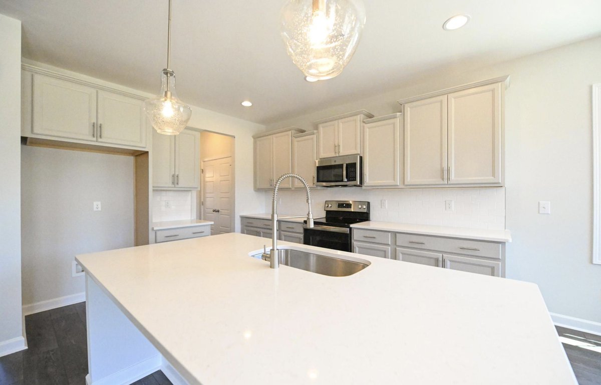 jsjbuilders's tweet image. Experience our spacious Lafayette plan in Angier's Langdon Ridge that treats you to a luxurious first-floor owner's suite with a spa-like bath and a generously sized walk-in closet! Make sure to ask us about our builder incentives! jsjbuildersnc.com/New-Home-For-S…

#JSJBuilders #AngierNC