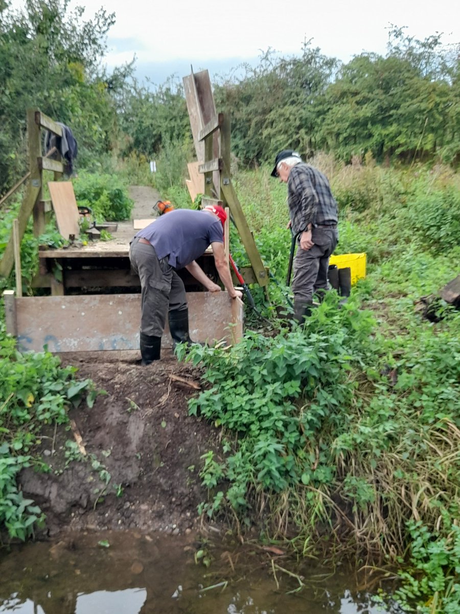 BlithfieldRes's tweet photo. Blithfield conservation  #volunteers installing shuttering for the bridge footings on the red route. Hopefully this will be open mid November. @WestMidBirdClub @SthStaffsWater https://t.co/keoOLIgWCv