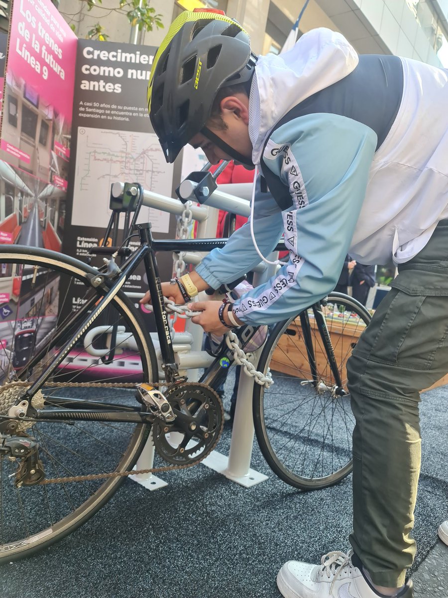 metrodesantiago's tweet photo. En el #DiaNacionalSinAuto te invitamos a nuestro stand ubicado en calle Agustinas entre Morandé y Bandera, donde estamos enseñando el uso de nuestros estacionamientos de bicicletas 🚴‍♀️🚴‍♂️ #LineaCero https://t.co/cuZpVijlSQ