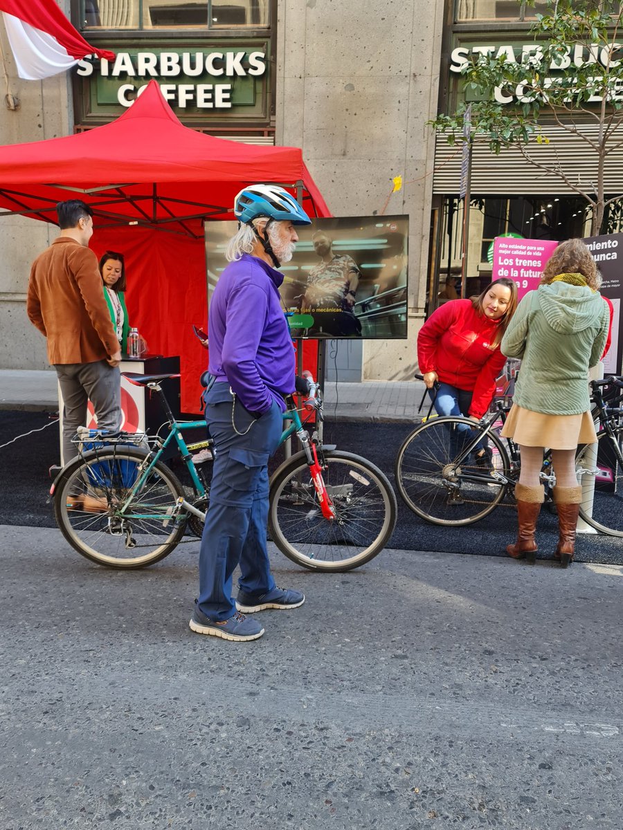 metrodesantiago's tweet photo. En el #DiaNacionalSinAuto te invitamos a nuestro stand ubicado en calle Agustinas entre Morandé y Bandera, donde estamos enseñando el uso de nuestros estacionamientos de bicicletas 🚴‍♀️🚴‍♂️ #LineaCero https://t.co/cuZpVijlSQ