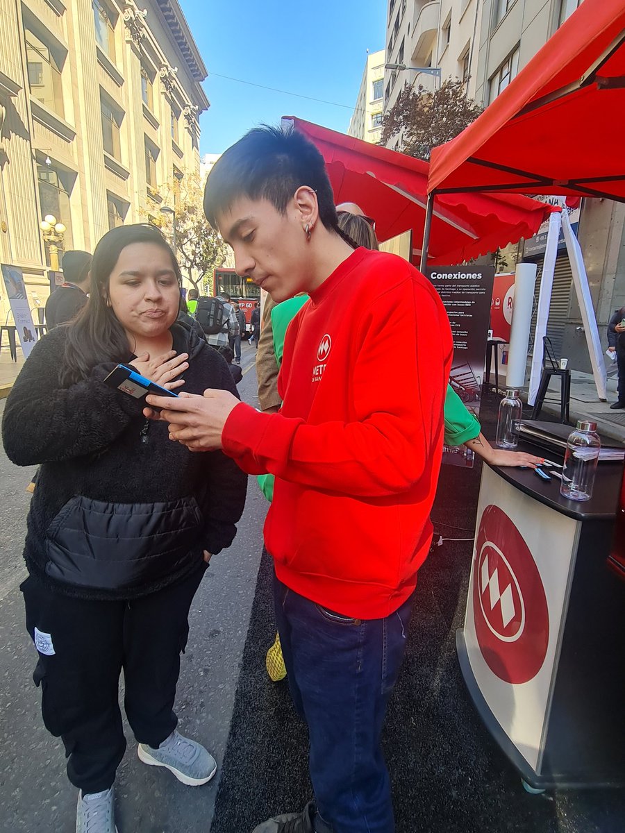 metrodesantiago's tweet photo. En el #DiaNacionalSinAuto te invitamos a nuestro stand ubicado en calle Agustinas entre Morandé y Bandera, donde estamos enseñando el uso de nuestros estacionamientos de bicicletas 🚴‍♀️🚴‍♂️ #LineaCero https://t.co/cuZpVijlSQ