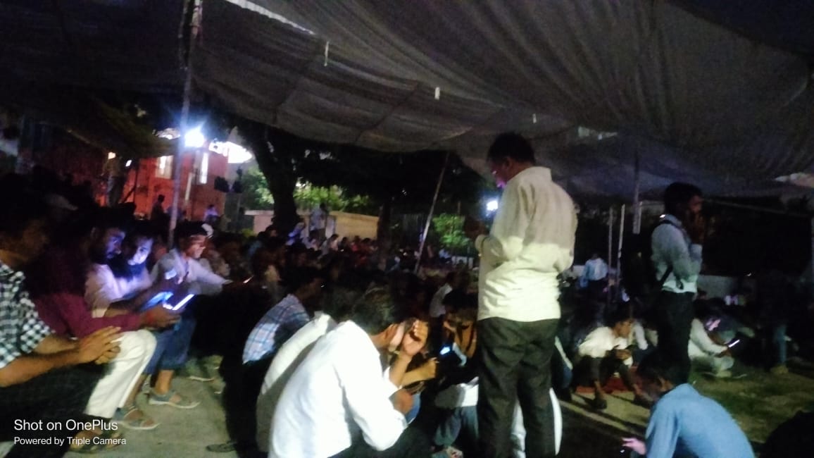 YagyaDutt_IND's tweet photo. हार नहीं #मानूंगा, रार नहीं #ठानूंगा,काल के #कपाल पर #लिखता मिटाता हूं
आदरणीय मुख्यमंत्री @ashokgehlot51 जी #पंचायत_शिक्षक और #विद्यालय_सहायक का धरना निरंतर जारी,#जागो सरकार वरना
#नियमितिकरण_नहीं_तो_वोट_नहीं
#कांग्रेस_राजस्थान_से_जा_रही_है 
#5वर्षीय_अनुभव_संविदाकर्मी_नियमित_करो https://t.co/89ipEk7fJR