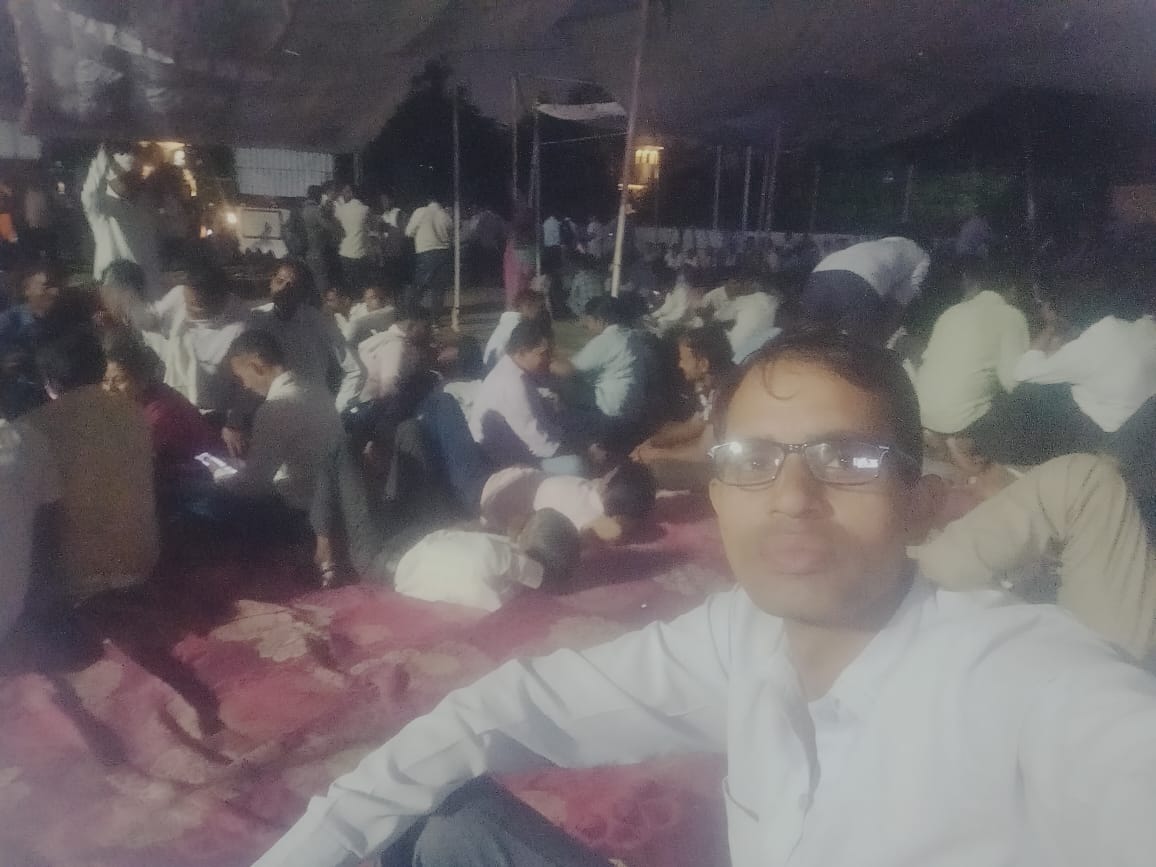 YagyaDutt_IND's tweet photo. हार नहीं #मानूंगा, रार नहीं #ठानूंगा,काल के #कपाल पर #लिखता मिटाता हूं
आदरणीय मुख्यमंत्री @ashokgehlot51 जी #पंचायत_शिक्षक और #विद्यालय_सहायक का धरना निरंतर जारी,#जागो सरकार वरना
#नियमितिकरण_नहीं_तो_वोट_नहीं
#कांग्रेस_राजस्थान_से_जा_रही_है 
#5वर्षीय_अनुभव_संविदाकर्मी_नियमित_करो https://t.co/89ipEk7fJR