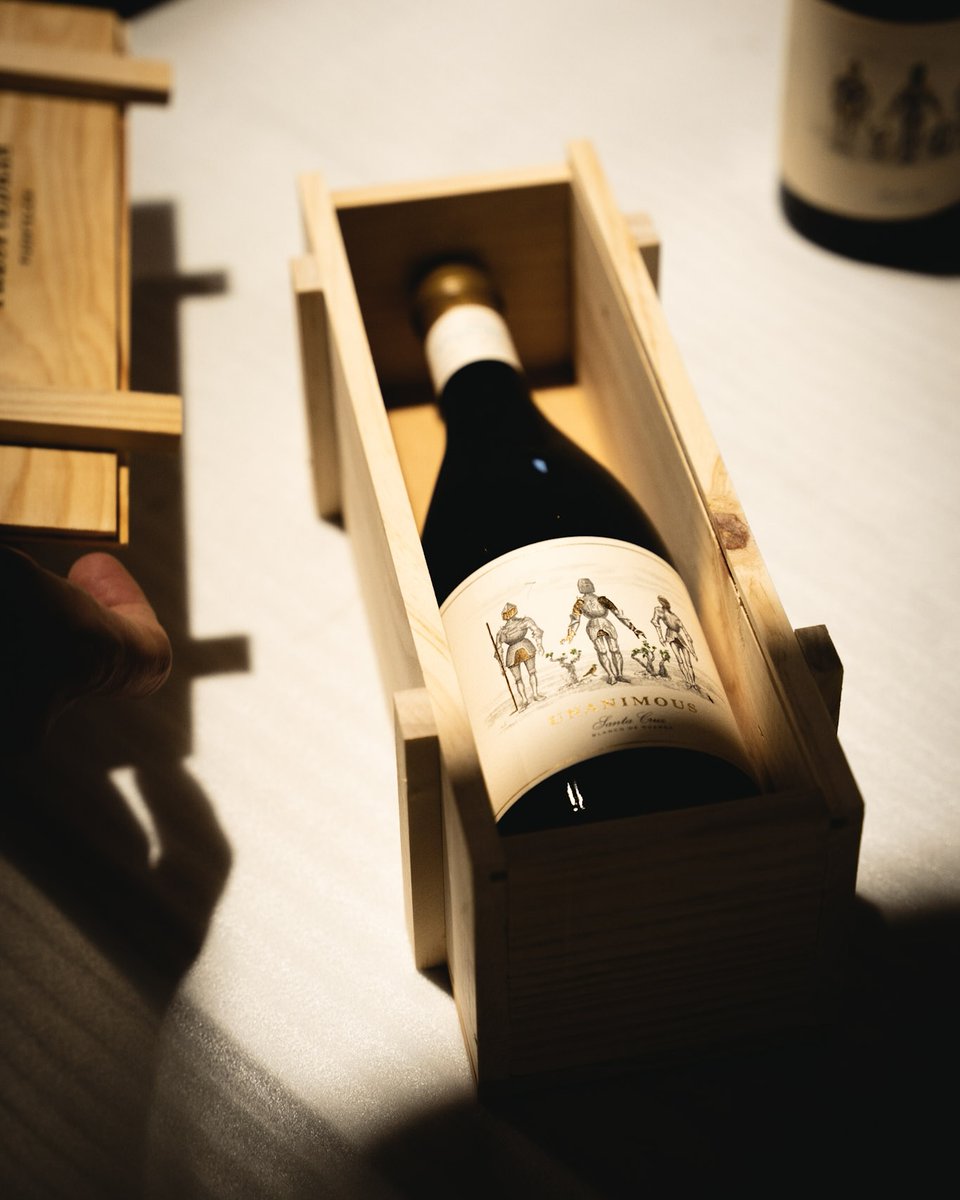 bodegas3piedras's tweet photo. Cada botella es única. Mucho trabajo detrás hasta llegar a este momento.
 
#BodegasTresPiedras https://t.co/vZjrPzBGXZ