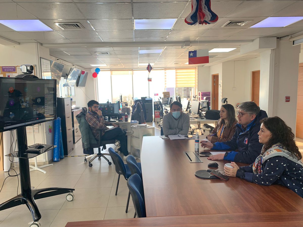 SeremiSalud_IX's tweet photo. 🟠Ante la #AlertaNaranja de #VolcánVillarrica como Seremi de Salud nos reunimos en Comité de Salud de Gestión del Riesgo de Desastres (Cogrid) con los servicios @saludaraucaniasur y @araucania_norte para actualizar y coordinar respuesta de red asistencial por emergencia volcánica https://t.co/BflijapCtj