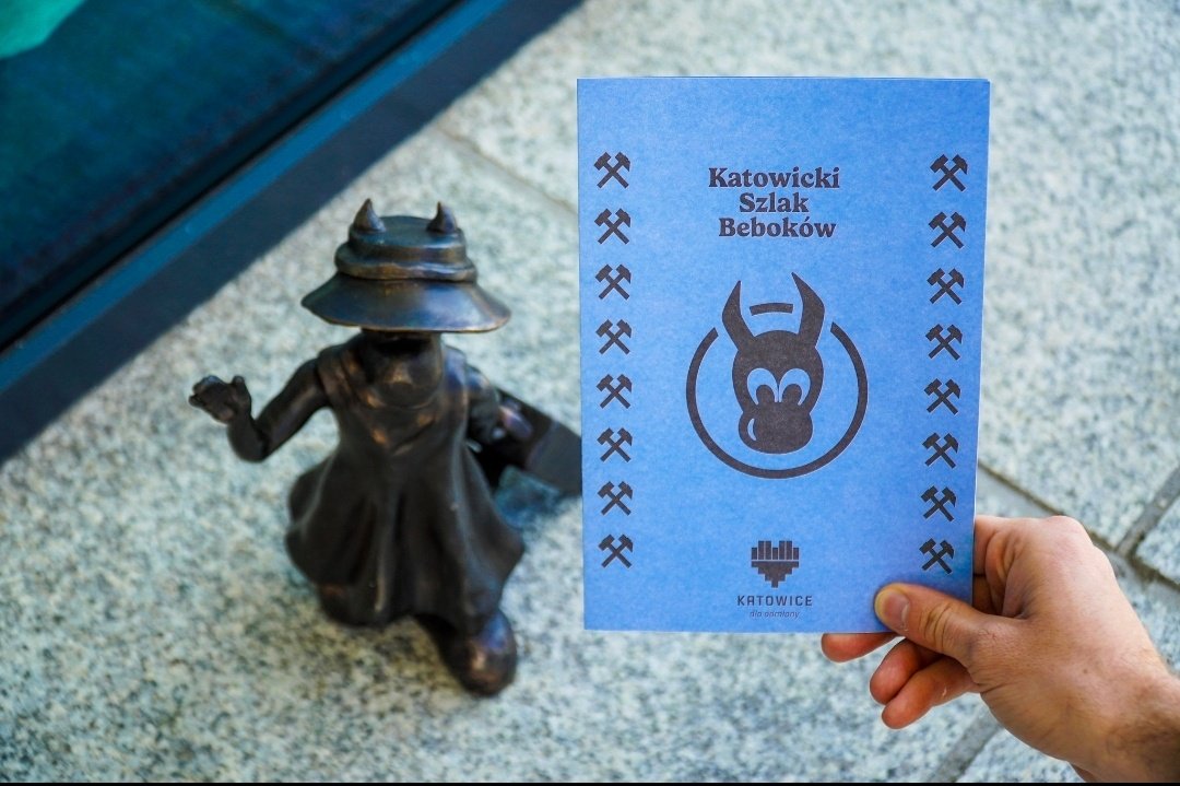 Fana43124688's tweet photo. SZL: #Beboki - chyć jy wszyjske!
W rōmach Katowskij Sztreki Bebokōw powstoł ekstra folder do zbiyraniŏ sztympla. Kożdŏ figurka mo swōj włosny sztympel, ô kery pytejcie w jeji bezpostrzednij ôkolicy.
#Poland #Silesia
#Polska #Śląsk
1/2 https://t.co/5Wp7EWBU9z