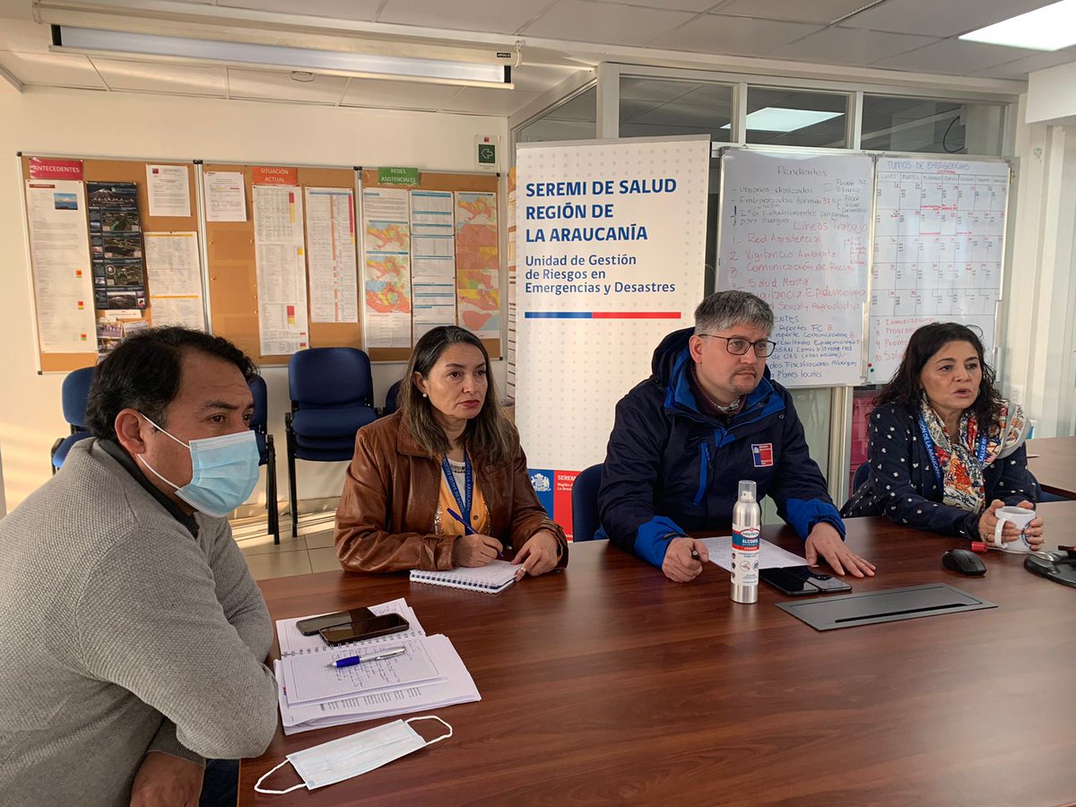 SeremiSalud_IX's tweet photo. 🟠Ante la #AlertaNaranja de #VolcánVillarrica como Seremi de Salud nos reunimos en Comité de Salud de Gestión del Riesgo de Desastres (Cogrid) con los servicios @saludaraucaniasur y @araucania_norte para actualizar y coordinar respuesta de red asistencial por emergencia volcánica https://t.co/BflijapCtj