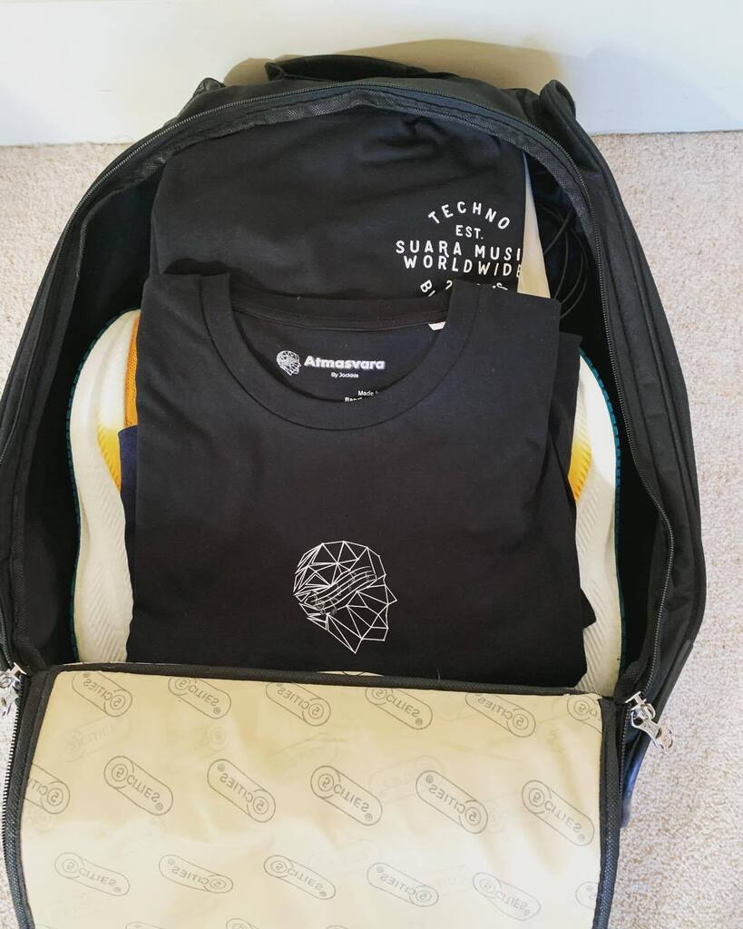 rixtarcorp99's tweet photo. All packed ready for the best ever birthday present from my one and only @karenjane72 ❤️❤️❤️ #Amsterdam here we come! #citybreak #food #wine #technolovers #housemusic #producer #chill https://t.co/axEOCPT9s3 https://t.co/d3kiXuj1g0