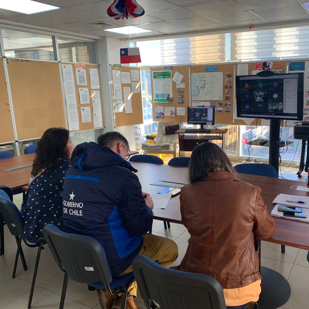 SeremiSalud_IX's tweet photo. 🟠Ante la #AlertaNaranja de #VolcánVillarrica como Seremi de Salud nos reunimos en Comité de Salud de Gestión del Riesgo de Desastres (Cogrid) con los servicios @saludaraucaniasur y @araucania_norte para actualizar y coordinar respuesta de red asistencial por emergencia volcánica https://t.co/BflijapCtj